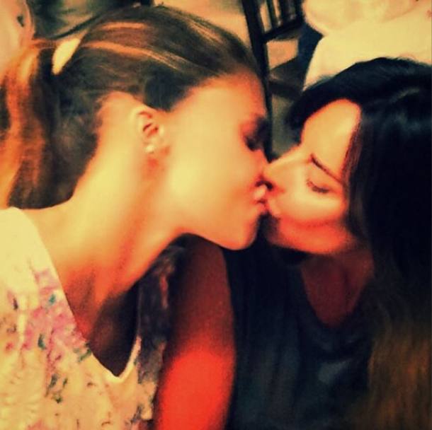 Poteva mancare il bacio saffico con la sua migliore amica (Simona Miele, per la cronaca)    per mettere un po&#39; di pepe? (foto da Instagram)